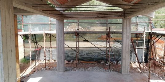 Terracina zona Campolungo proponiamo CASA SINGOLA in costruzione monolocale con bagno – veranda e giardino su terreno di mq. 1.000 con alberi d’ulivo.