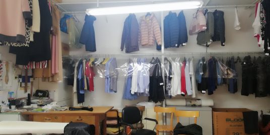 Terracina QUARTIERE ARENE proponiamo in affitto locale commerciale di mq. 50 + bagno al piano terra con doppia vetrina C/1 – locale fronte strada con posto auto –