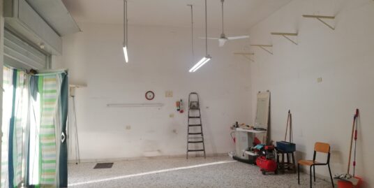 Terracina QUARTIERE ARENE proponiamo in affitto locale commerciale di mq. 50 + bagno al piano terra con doppia vetrina C/1 – locale fronte strada con posto auto – aria condizionata – bagno nuovo zona semi centrale  zona abitata Il locale è divisibile in 2 ambienti con 1 bagno  L’immobile si presta a varie attività commerciali, si trova in zona di passaggio e vicino ad altre attività commerciali e numerose abitazioni. Per ulteriori informazioni telefonare allo  IMMOBILIARE MONTEGIOVE RICHIESTA EURO 99.000.