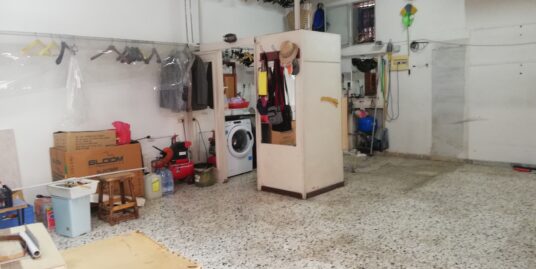 Terracina quartiere arene proponiamo in affitto locale commerciale di mq. 50 + bagno Al piano terra con doppia vetrina C/1 – locale fronte strada con posto auto – Zona semi centrale Zona abitata