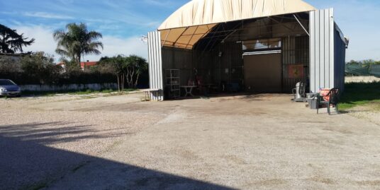 Terracina adiacente strada PONTINA proponiamo in locazione in zona commerciale capannone di mq. 200 con ufficio e bagno con mq. 1.800 di corte esclusiva asfaltata (TERRENO) Destinazione commerciale e artigianale