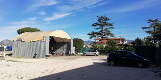 Terracina adiacente strada PONTINA proponiamo in locazione in zona commerciale capannone di mq. 200 con ufficio e bagno con mq. 1.800 di corte esclusiva asfaltata (TERRENO) Destinazione commerciale e artigianale