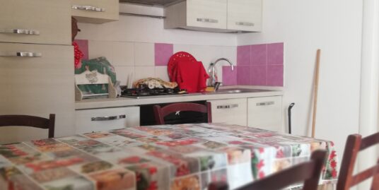 Terracina via Badino proponiamo in vendita in esclusiva appartamento di mq. 50 composto da cucina – 2 camere – bagno – balcone al piano primo – ENTRATA AUTONOMA